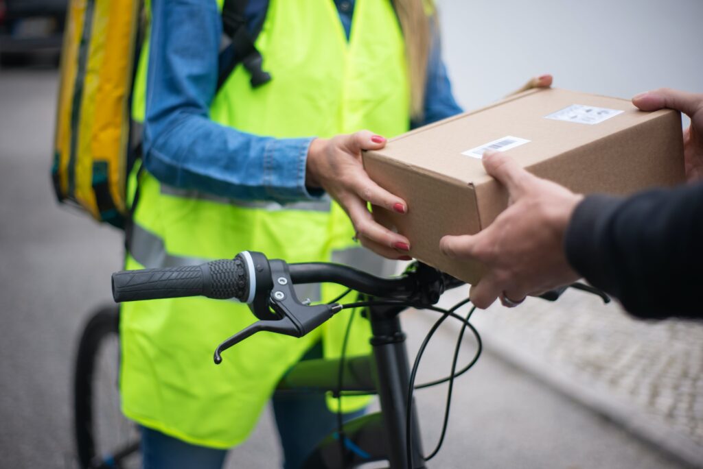 Créations livrées jusqu'à 20 km en vélo. Une approche éco-friendly pour rapprocher nos trésors de votre porte, rapidement et durablement.